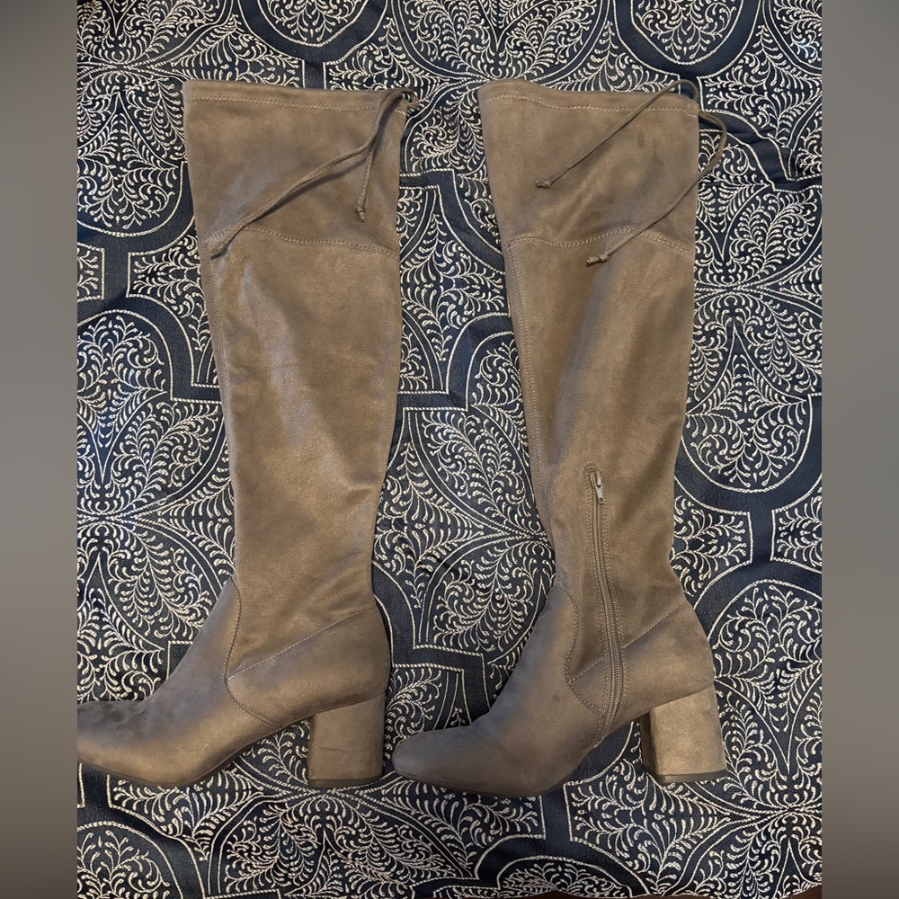 Women’s knee boots size 8